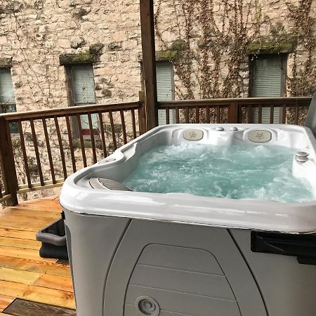 Private Luxury Suite With Hot Tub Downtown ユリーカ・スプリングス エクステリア 写真