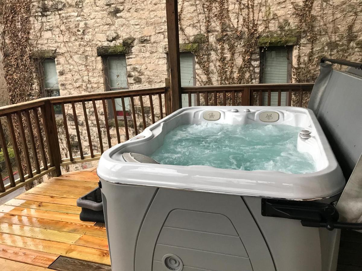 Private Luxury Suite With Hot Tub Downtown ユリーカ・スプリングス エクステリア 写真